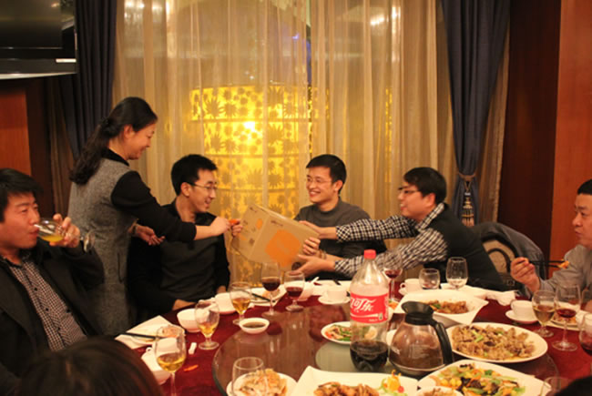 中獎(jiǎng)人領(lǐng)獎(jiǎng)的喜悅瞬間